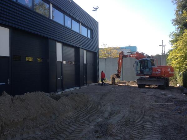 twinsNL's tweet photo. Gelukkig werken wij met meer stratenmakers samen, want ook in Zoetermeer wordt vandaag de eerste straatsteen gelegd. http://t.co/1DSIkeDBz4
