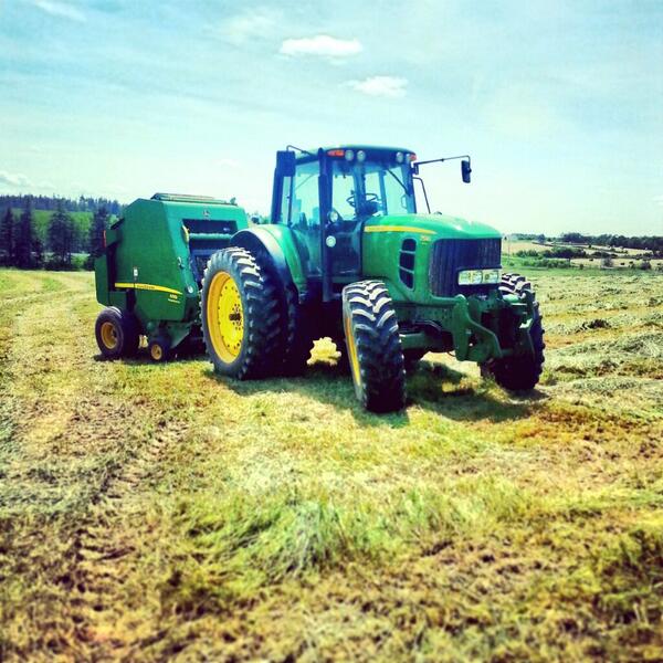 MichaelMacDona7's tweet photo. @FarmKidLife #tractortuesday
 #johndeere7530 http://t.co/o3XIhzC8jw