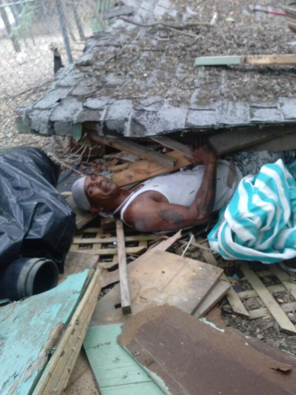 sgill157's tweet photo. S/O to Mr.Moore walking by n helped me after house fell on me after i saved the puppies #godisgood #soblessed #Yupyup http://t.co/of5JTvVjnE