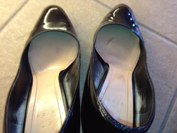 足 靴 匂いフェチ 職場の美しい女性の靴の匂いを嗅ぎました 清楚な方の靴は暖かく湿っておりましたが 石鹸の香りがほとんどでした 脱ぎたてを嗅いだので若干足臭さがあったのが興奮しました 美人の恥ずかしい匂いを嗅ぐのは至高ですね Http T Co