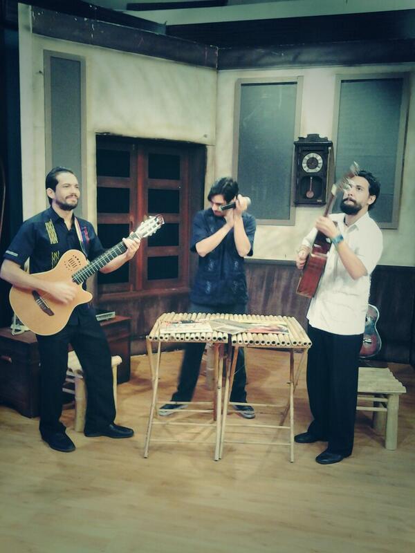 #Sombras el la voz y los acordes de <a href="/ElTrioFulminant/">El Trio Fulminante</a> para agasajar este día de celebración #OrgulloEcuatorianoDCEC RT