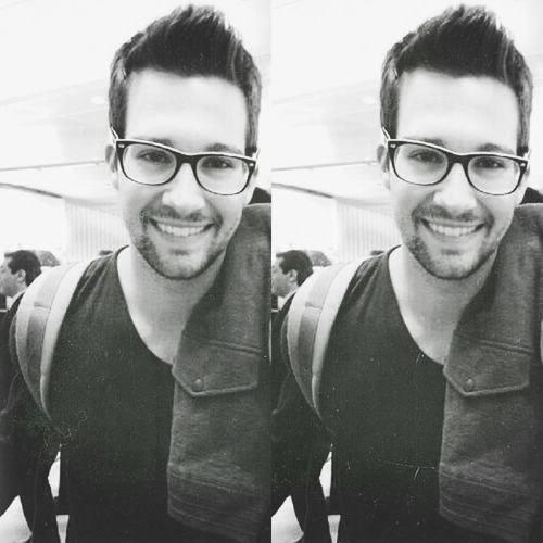 tiggerscurse's tweet image. james de óculos sos para mosso #PCAForBigTimeRush