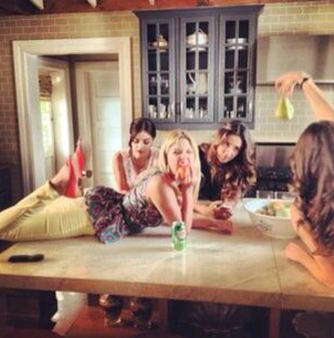 GoldenLocksHan's tweet image. Pigging out at Em's house