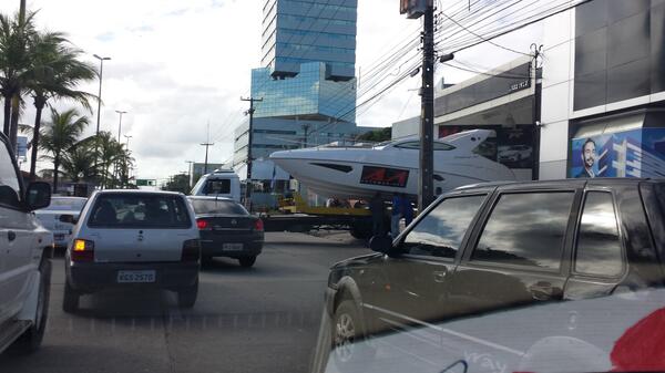 RT <a href="/PauloGuilherm/">Paulo Guilherme</a>: @CTTU_RECIFE  <a href="/jctransito/">JCTrânsito</a> Caminhão atravessado bloqueando 2 faixas da Antônio de Goes.