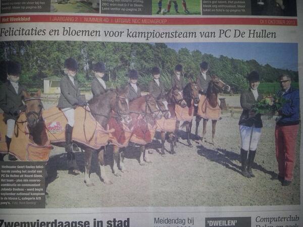 RVPCDeHullen's tweet photo. Huldiging zestal PC de Hullen met wethouder Roeles. @HullenDe  @krantcoevorden @mhillenaar http://t.co/6dXNjpFH9Z