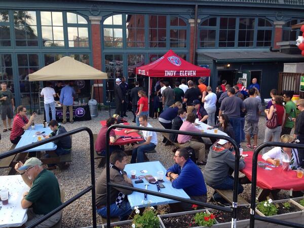 Punchnels's tweet image. (L) Free beer line; (R) @IndyEleven merch line. #cantbetherasthskeller @PeterWilt1 #FirstDateRules #indy