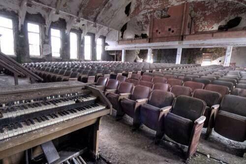 GhostPlaces's tweet photo. teatro abandonado http://t.co/xrM25BDNDc