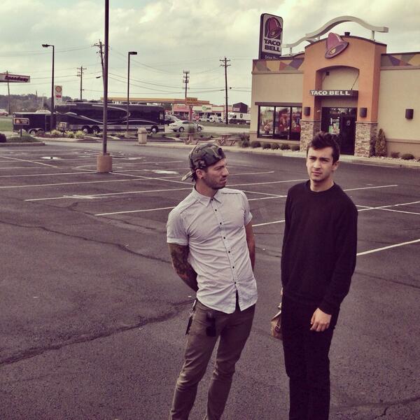21pilotsARG's tweet photo. " @twentyonepilots we will leave the bus in the street if that's what it takes to get @TacoBell http://t.co/XF9gAygWkR "