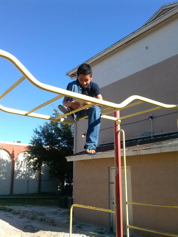 MsBarroso_HGE's tweet photo. This is where we read! #tinsleycircle #burmababies #love #iteach http://t.co/jOqEQ0NuWu