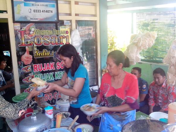 Tim #EkspedisiSabangMerauke menikmati kuliner khas Banyuwangi, Rujak Soto di Warung Rujak Losari.