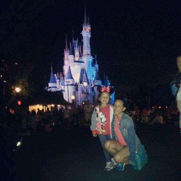 NicolRuperti's tweet photo. #DisneyWorld #tiameche ♥ @mmRuperti @JavRo87  @robertocevallos http://t.co/KiXR4uJBH6