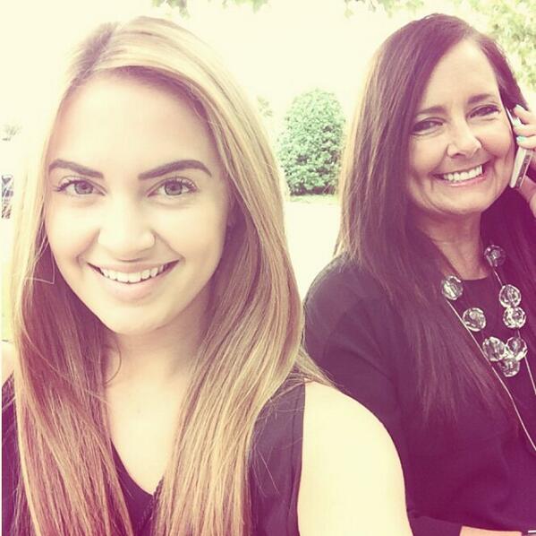 KaydeeHamilton's tweet photo. Y'all my mommy is gorgeous. I'm jealous. http://t.co/Sq7c1jhlEq