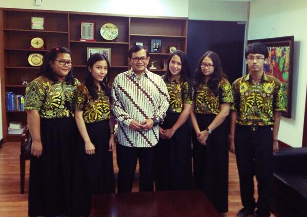 PDI_Perjuangan's tweet photo. Love Batik RT @pramonoanung Menerima siswa SMA Bogor dan berdiskusi dgn antusias, semuanya #Berbatik http://t.co/P3iPHpH0Kz