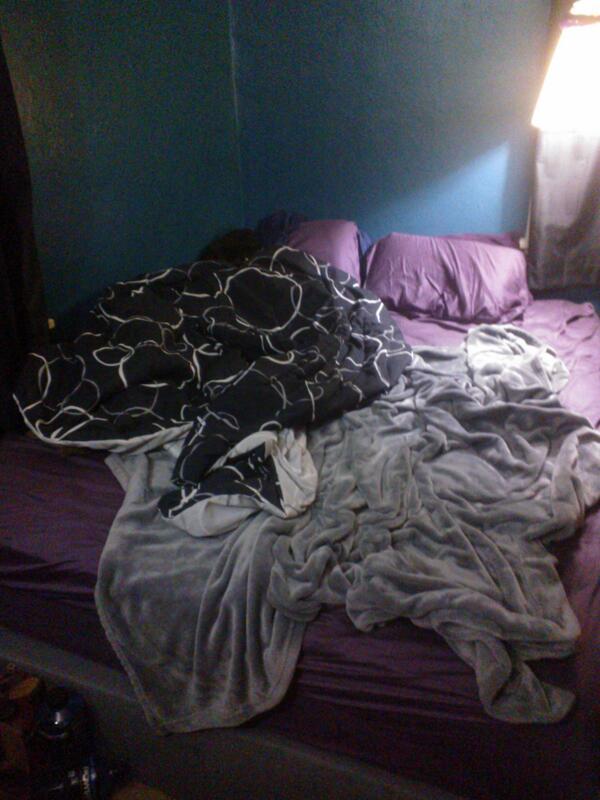 ShadowMeL7's tweet image. My big empty bed is calling my name if only it wasnt so big or empty #tired #lonely