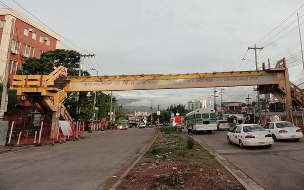 Trans450's tweet image. Recordares martes cerrados 4 carriles por demolición de puente fte. Hondutel. 10:00PM - 5:00AM bit.ly/19SFdBs