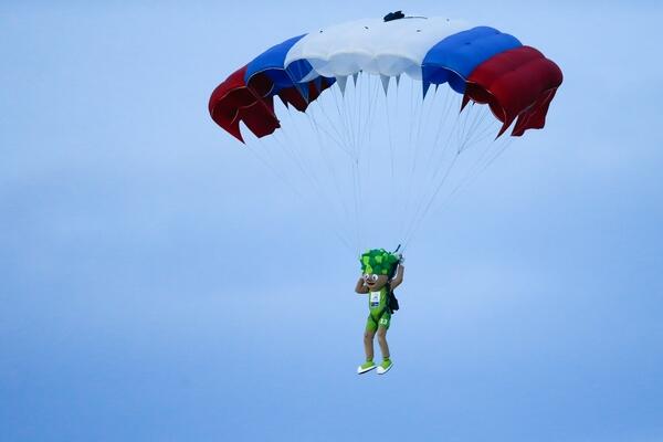 I am a big fan of music, so today I am sharing a song that crossed my mind during my jump: goo.gl/tSrin3. ;)