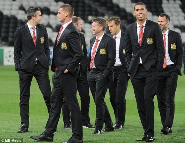 massetho's tweet photo. RT @UtdIndonesiaSLO: Para pemain United mencoba rumput stadion Donbass Arena di Donetsk kemarin. http://t.co/dMY3Zr2qZQ