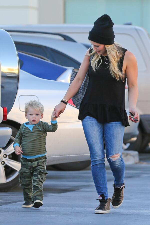 CDNetworkNY's tweet photo. Actress and singer @HilaryDuff seen wearing #GOLDENGOOSE sneakers! http://t.co/hgTP6He5Wd