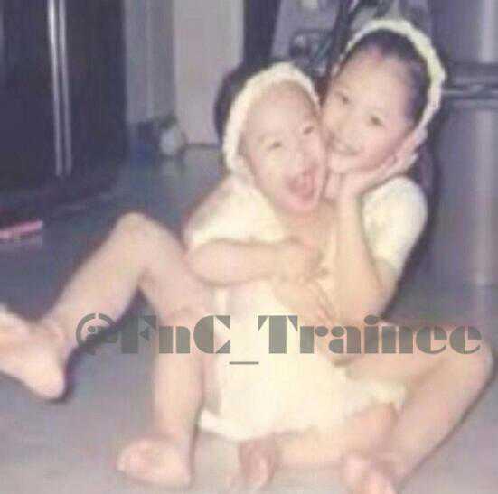 NFLYINGHighTH's tweet photo. [FACT] Jaehyun พี่สาวของเขา แจคยอง Rainbow ในตอนเด็กเธอช��บจับเขามาแต่��ตัวเป็นเด็กผู้หญิง | cr : JeeKyung_K http://t.co/YQ32wbyI6N