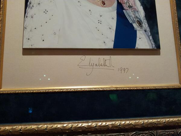 Postpet2's tweet photo. @SabreAS queen elizabeth signature #sabreac13 http://t.co/0UM0rVrLn1