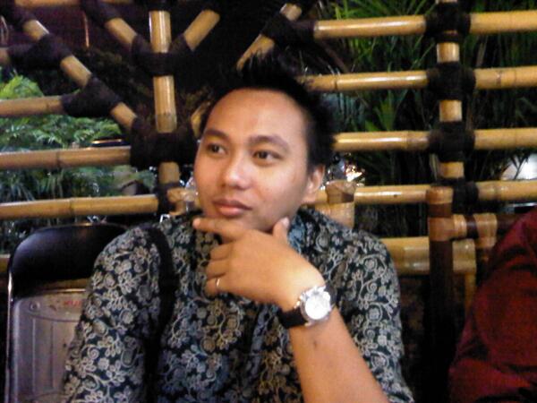 michael_chanz's tweet photo. @HitamPutihT7 #batikday lagi ngelamun :) http://t.co/ta2ZXYzZCI