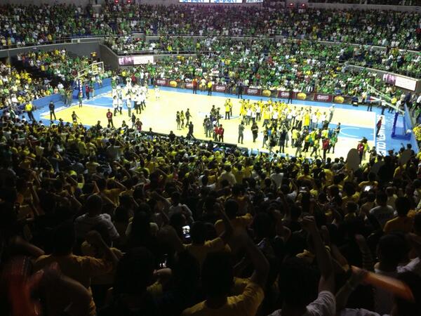 varsitarianust's tweet image. Victorious crowd sings the UST Hymn