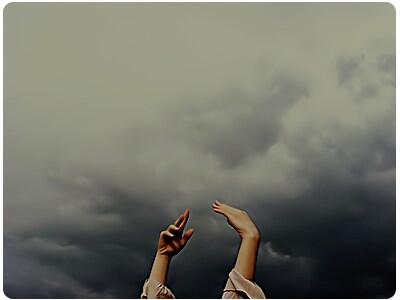 sms301's tweet image. تذكرتـك !
وأنا لي في بحور العآطفه .. ميعآد
ولمحتك !
في عيون الذآكره تركض .. لميعآدي✋