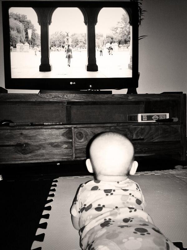 veg4better2mrrw's tweet photo. LO watching Glee. #socute http://t.co/aDIHwBNpsr