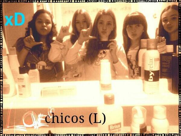 chiobombarelli1's tweet photo. las niñas de 6B antiguas? Lo mejor que hay<3 http://t.co/r6l5ivsBRb