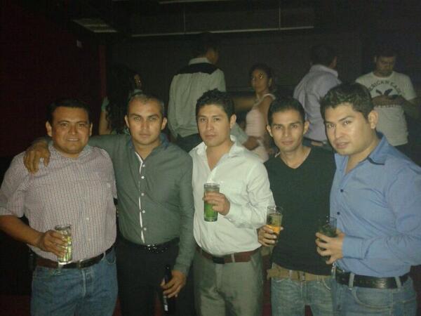 Jcalvarez_6's tweet photo. En el antro.... http://t.co/O7JLQJtx53
