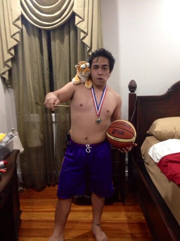 JordanBorga's tweet image. and you thought youve seen it all. #bern #nofilter #aimforgold #shirtless #whoneedsashirtwhenyouhaveabodylikethis