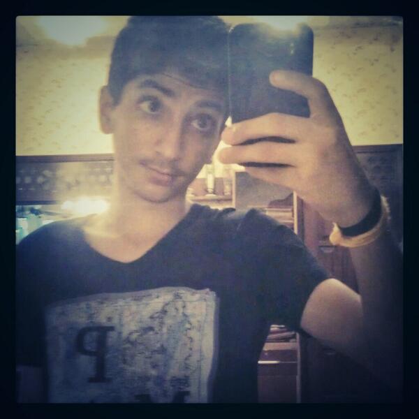 MuazzamBalushi's tweet photo. I'm sexy and I know it !!!!! #me #lovely #model #sleepy #tbt #swag http://t.co/10oLYC7q1u