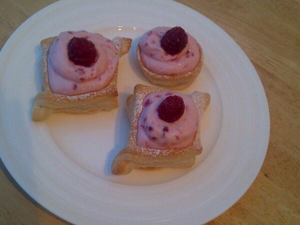 HnT_Cakery's tweet photo. Not so little petit fours... http://t.co/MpwtHvx39j