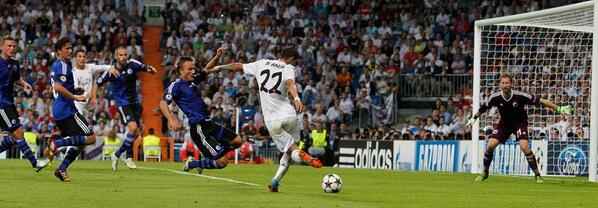 Incredible image captured just before Di María's 'rabona' assist for Cristiano Ronaldo's second Madrid goal tonight.