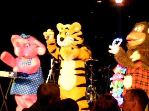 andyenglansmith's tweet photo. @smithcarl9981 Yeah your gonna be on stage dancing the night away with rory the tiger and the chimp http://t.co/WxfYJp9B4i