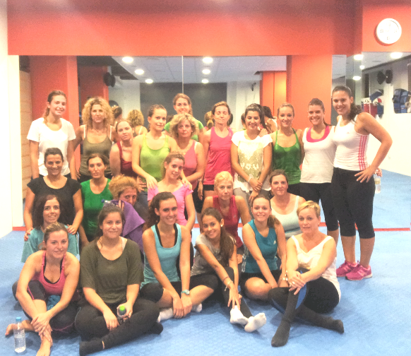LauraUm87's tweet photo. Muy buena clase hoy chicas!!!!!! Tengo las mejores alumnas @vivigp87 @maarta_moreno7 @MaPedrosaa @ParthenonF http://t.co/4oyiX7amM9
