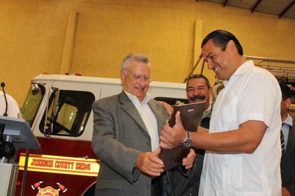 CCESanMiguelAC's tweet photo. Reconocimiento al Sr. Luis Ferro de la Sota, por el Cuerpo de Bomberos de San Miguel A.C. http://t.co/09HOA8wqzR