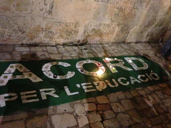eugeniatorresm's tweet photo. A Ciutadella tambè ens concentram per què volem dialeg http://t.co/LLtMZpCoqr