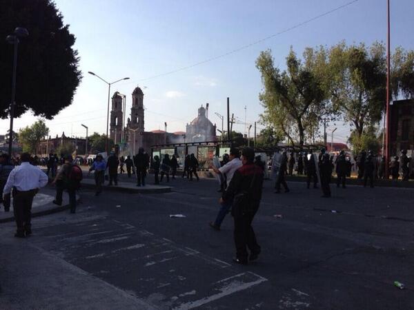 Continúan enfrentamientos entre manifestantes y granaderos durante manifestación del #2deoctubre "/ustedes que opinan?