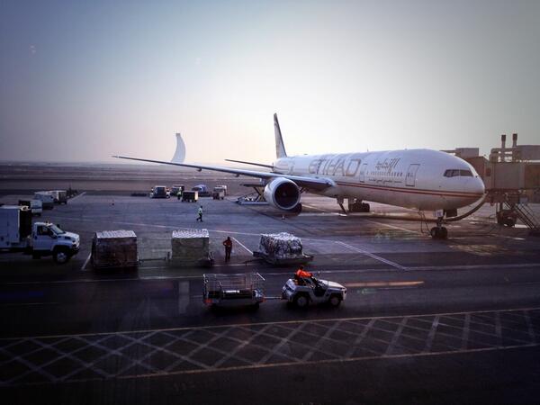 小澤雅人 Masato Ozawa 成田から12時間 アブダビ空港です ここでトランジットしてロンドンに向かいます 初めてのエティハド航空 座りやすいシートで機内食も美味しく 快適でした Http T Co Tj2f2s7xmb Twitter