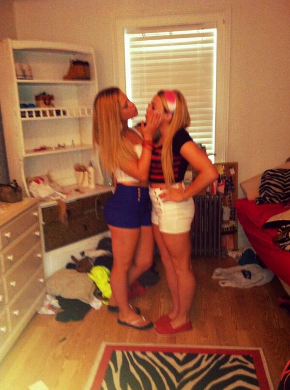 emilygallooooo's tweet photo. #TweetABondThatCantBeBroken @juliaV_kerr http://t.co/OKZH5Nbi4N