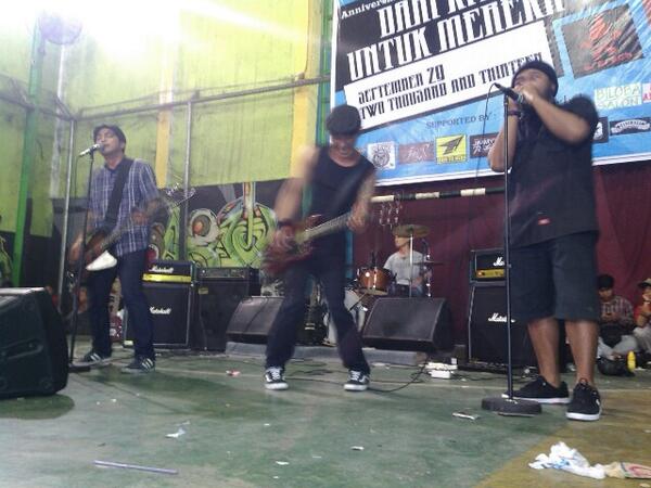 Tulipedegezner's tweet photo. Mantaaabbb.... :D RT @outsidersedati: "Dari Kita Untuk Mereka" @Tulipedegezner http://t.co/cdqgVajLZH