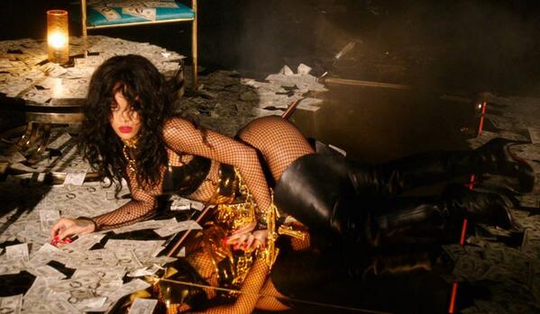 RihannaSMG's tweet photo. #GetRECORD #RihannaNavy #POURITUP #VEVO http://t.co/bBbdmPshJo http://t.co/kMIh2DLzAZ