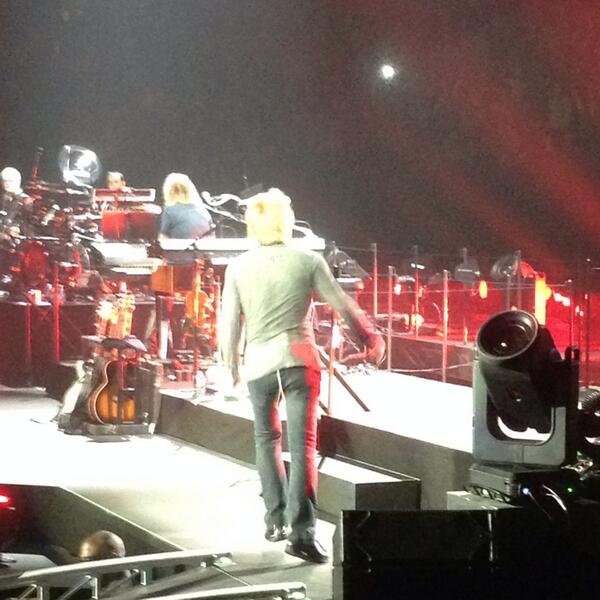 MaryinVancity's tweet photo. I can see this guy walking away all night @BonJovi http://t.co/usuHafO1hu