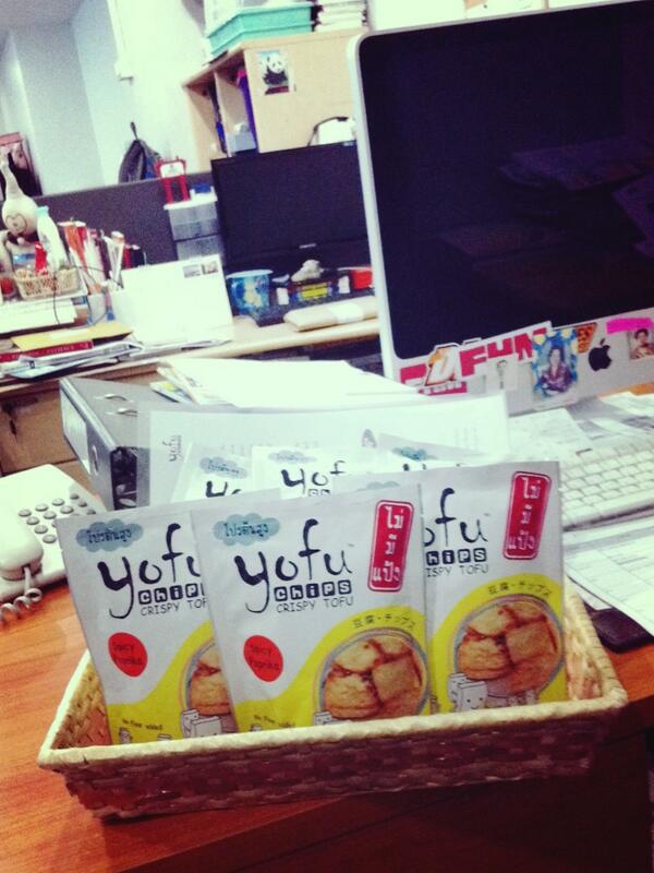 FHMTH's tweet image. เมื่อเช้ามีผู้นำโปรดักส์ใหม่มาให้ FHM ลองชิม เต้าหู้กรอบไม่ผสมแป้ง อาหารว่างโปรตีนสูง ไขมันน้อย พลังงานต่ำ อร่อยด้วย