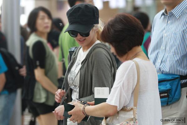 [PIC][06-06-2013]HyoYeon khởi hành đi Hồng Kông để tham dự Lễ khai trương cửa hàng "Topshop" chi nhánh ở Hồng Kông - Page 2 BVotfr6CcAAQDe1