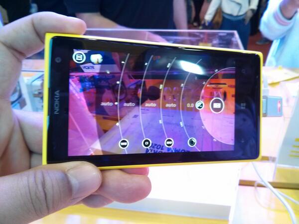 jetboat26's tweet photo. staff nokia เทคแคร์ผู้เข้าชมดีมาก แทบอุ้มเข้าบูท อยากลองก็ได้ลอง โปรของ nokia 1020 แถมหูฟัง #tme2013 http://t.co/pBOEj6z9rV