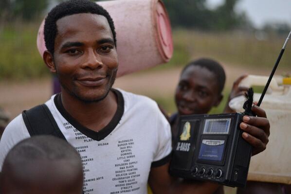 Un auditeur heureux de Radio Madimba.