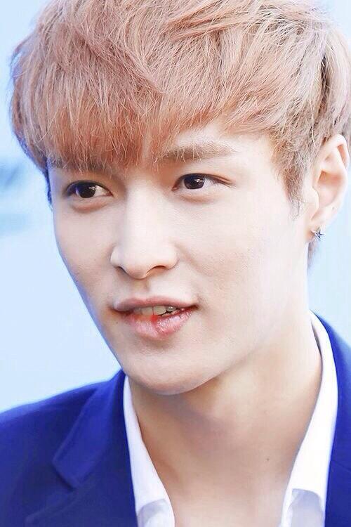 LUHAN_TF's tweet photo. @LAY_TF น่ารัก เอ้ย น่าฟัด ไปไหน http://t.co/SfKIVtEKdO