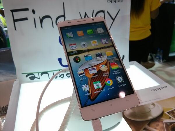 jetboat26's tweet photo. เดินมาบูท oppo เค้าภูมิใจนำเสนอ find way s หมื่นสองนิดๆ #tme2013 http://t.co/8jOS7twWDo
